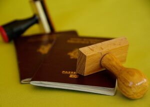 Jak skutecznie śledzić przesyłki kurierskie i być na bieżąco z ich lokalizacją?